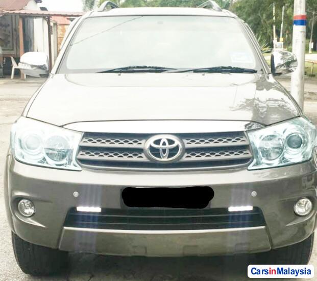 Toyota Fortuner 2.7 4WD 7 SEATER LUXURY FAMILY SUV Automatic 2011 - image 3