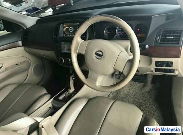 Nissan Sylphy 1.8-LITER LUXURY SEDAN Automatic 2011 - image 3