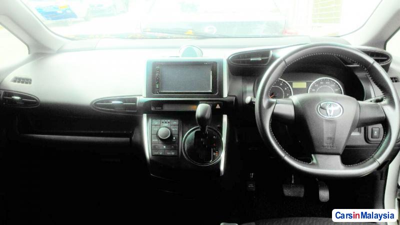 Toyota Wish 1.8-LITER FAMILY SMALL MPV Automatic 2014 in Selangor - image
