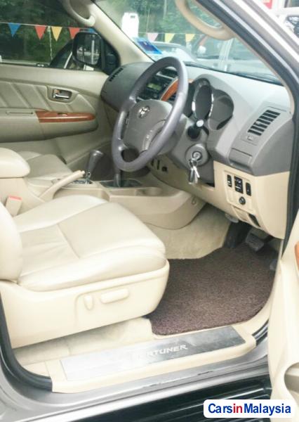 Toyota Fortuner 2.7 4WD 7 SEATER LUXURY FAMILY SUV Automatic 2011 - image 7