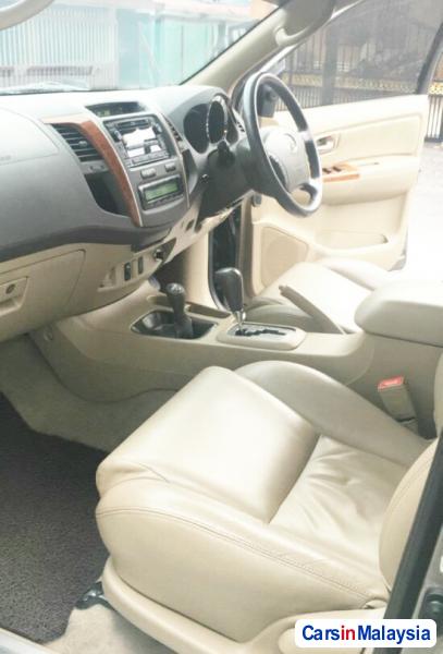 Toyota Fortuner 2.7 4WD 7 SEATER LUXURY FAMILY SUV Automatic 2011 - image 8