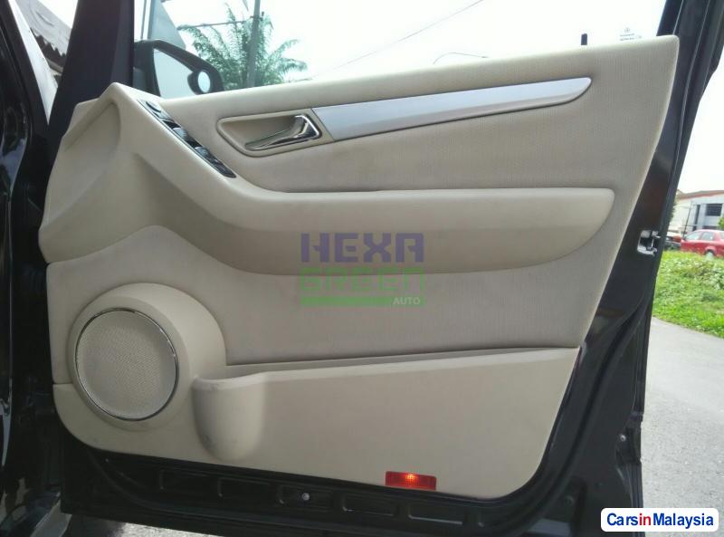 Mercedes Benz B180 Automatic 2011 - image 7