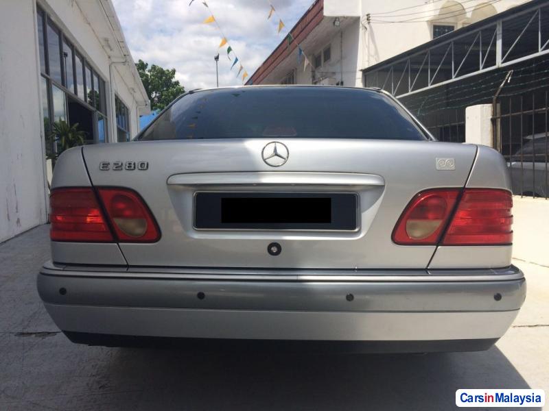 Mercedes Benz E280 Automatic 2010 - image 2