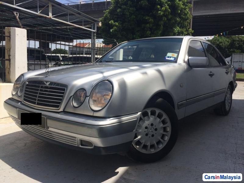 Mercedes Benz E280 Automatic 2010 - image 3