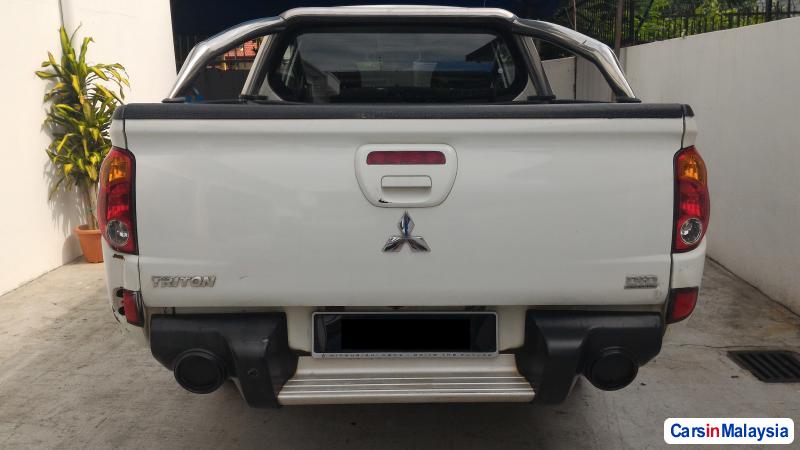 Mitsubishi Triton Manual 2012 - image 3