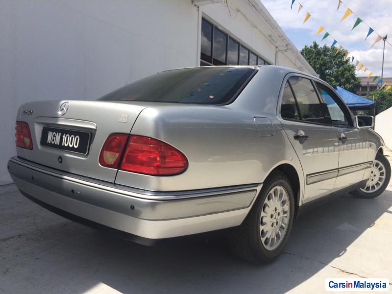 Mercedes Benz E280 Automatic 1998 - image 4