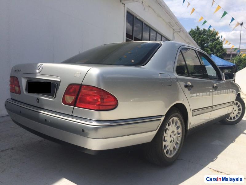 Mercedes Benz E280 Automatic 2010 - image 4