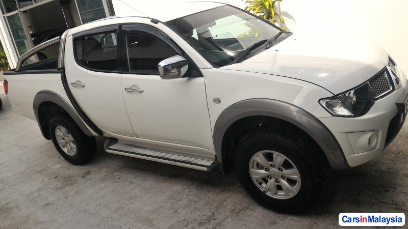 Mitsubishi Triton Manual 2012 - image 4
