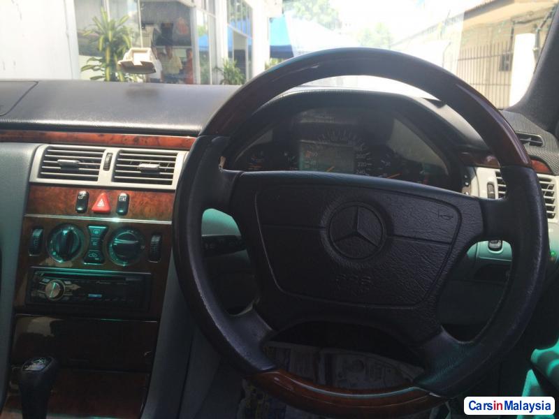 Mercedes Benz E280 Automatic 1998 - image 5