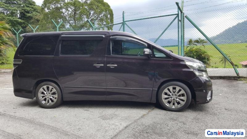 Toyota Vellfire Automatic 2013 - image 3