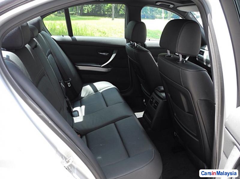 BMW Automatic 2011 - image 6
