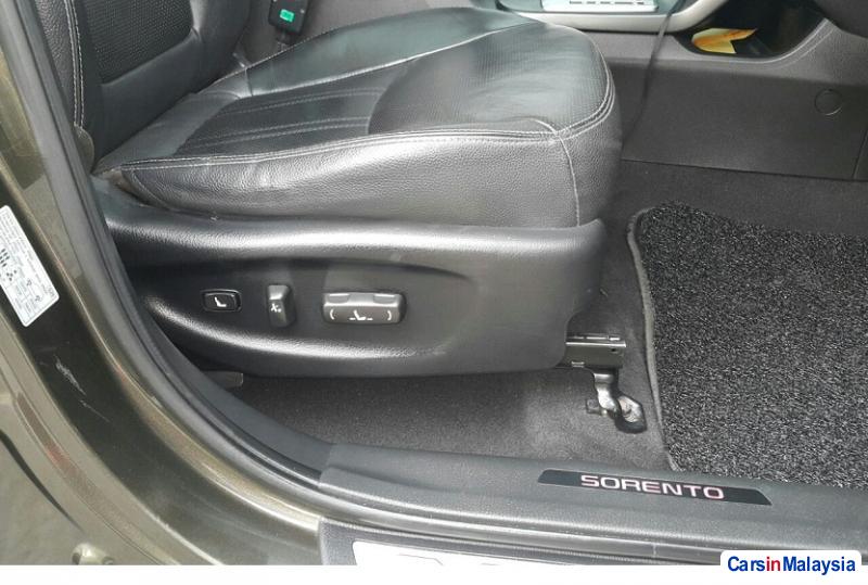 Kia Sorento 2.5-LITER LUXURY FAMILY SUV Automatic 2012 - image 6