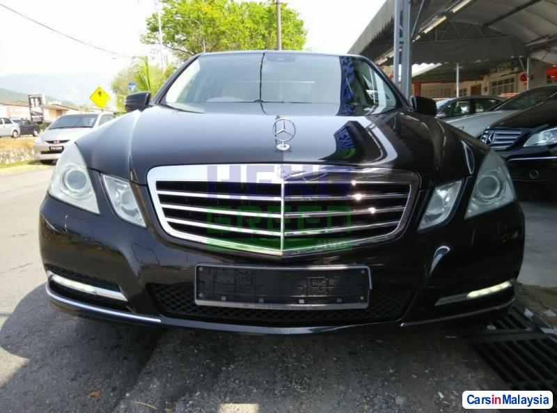 Mercedes Benz E200 CGI Automatic 2012 - image 2