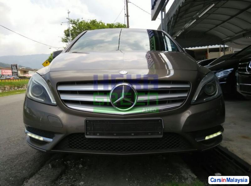 Mercedes Benz B200 Automatic 2013 - image 2