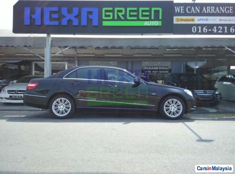 Mercedes Benz E200 CGI Automatic 2012 - image 3